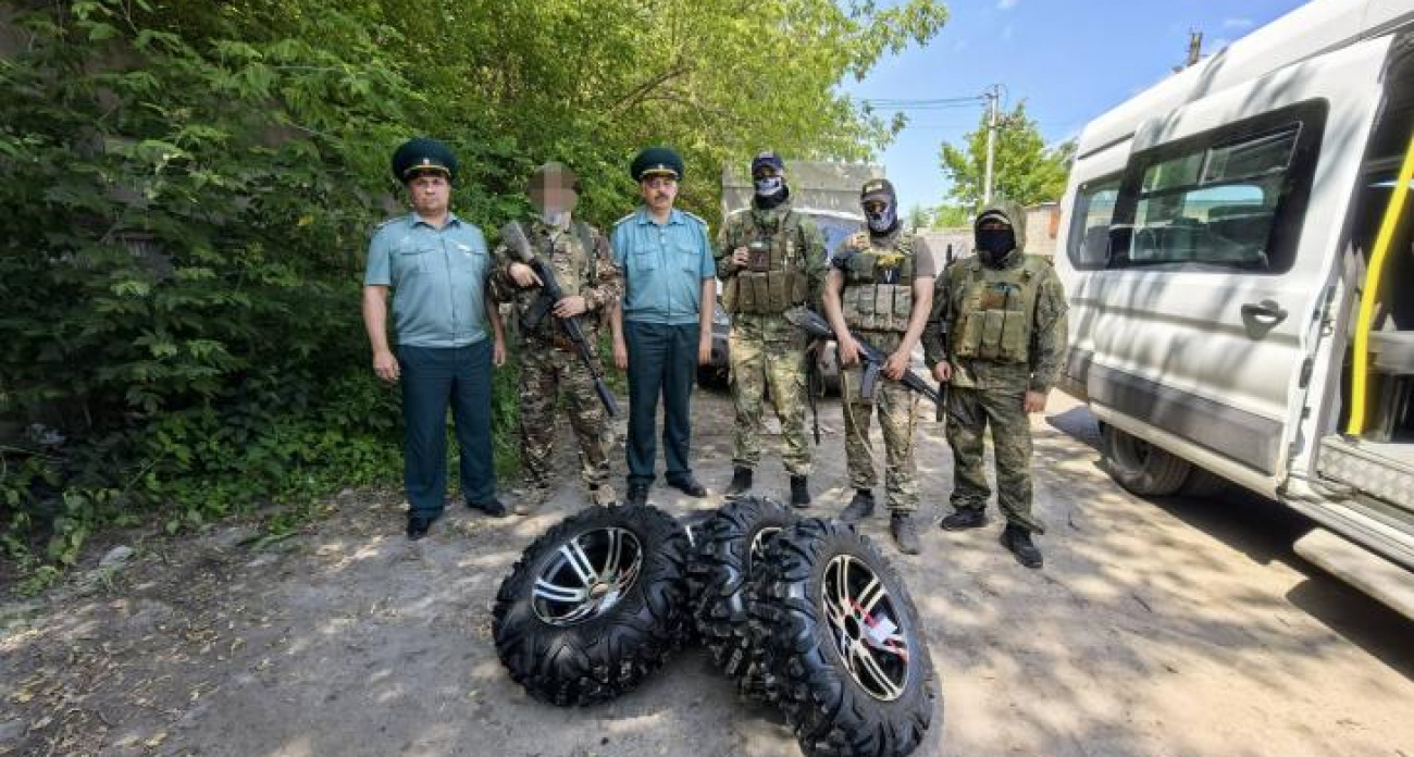 Курские таможенники передали саперам запчасти для ремонта боевой машины
