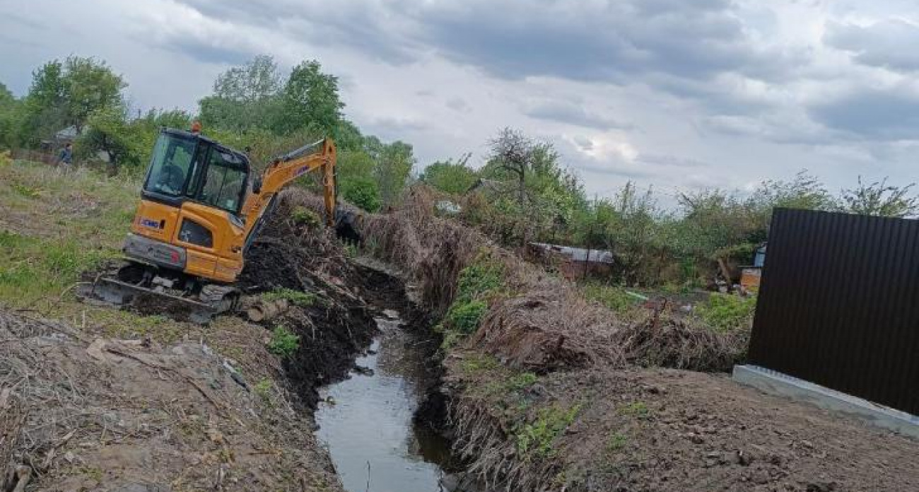 В Курске очищают водоотводные канавы от мусора и деревьев