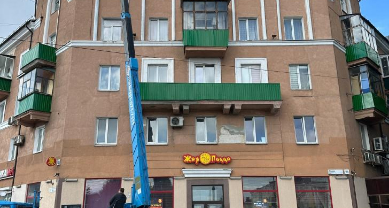 Куряне возмутились ярко-зелеными балконами в центре города