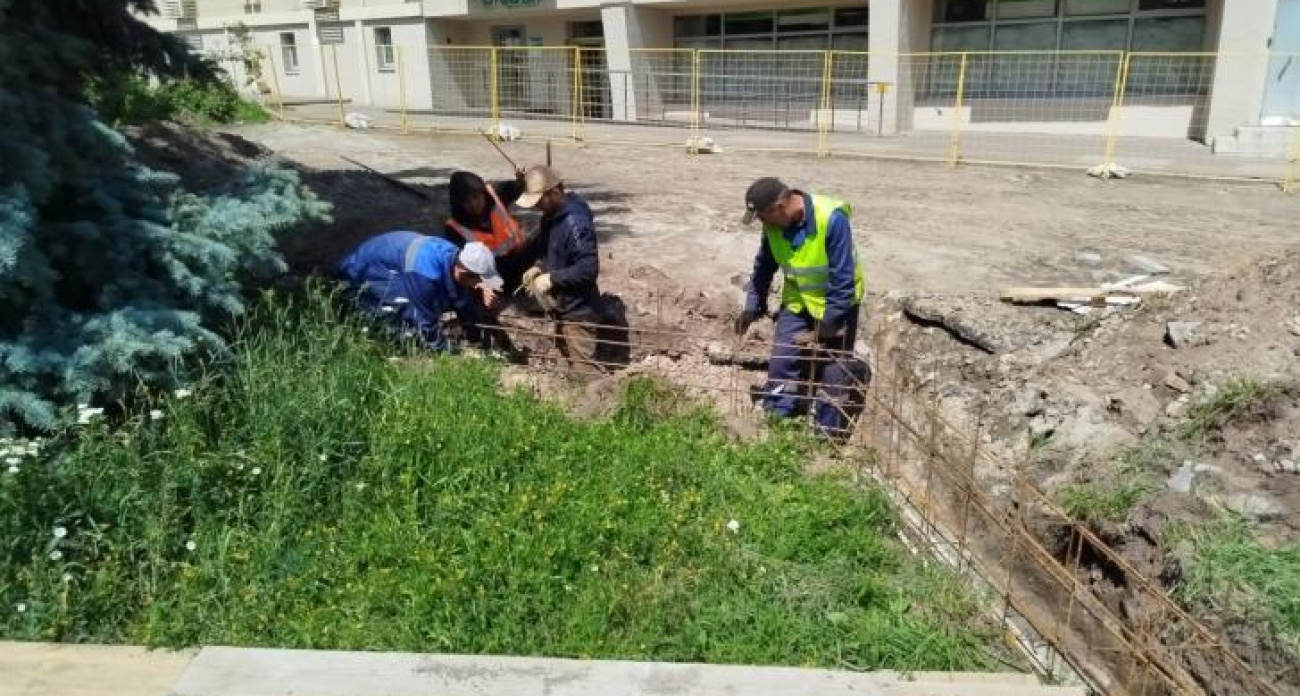 В Курске благоустраивают площадь у торгового центра "Куряночка"