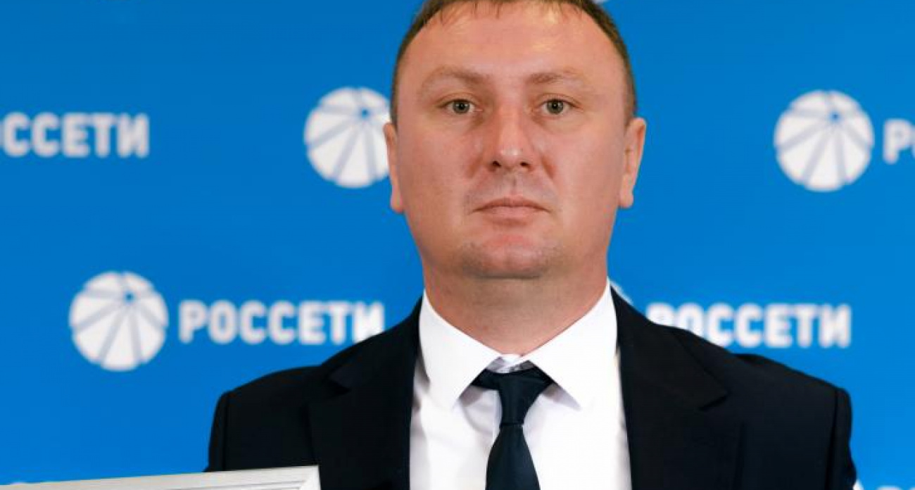 Курский энергетик Сергей Голодных получил награду «За мужество» от первого замгендиректора «Россети»