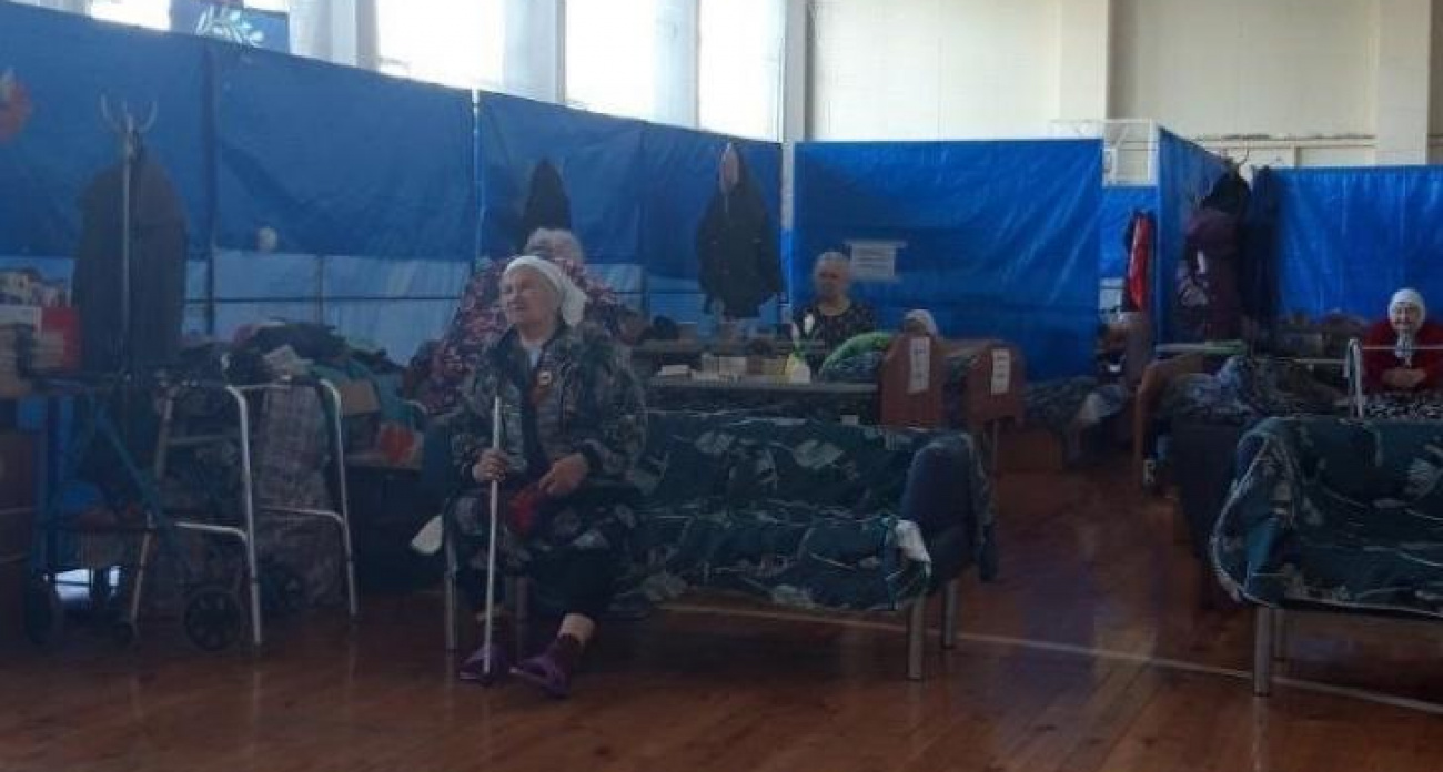 82-летние переселенцы живут в спортзале за занавесками: что показал телеканал «Сейм» в Поныровском ПВР