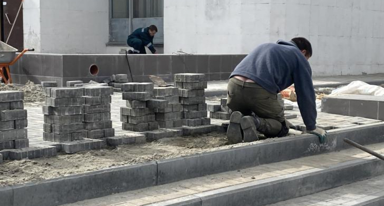 На улице Ленина в Курске меняют плитку от Перекальского до Марата