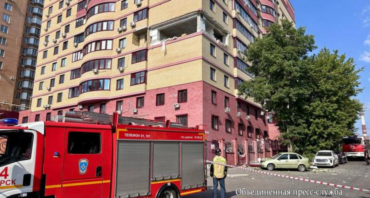 Взрыв бытового газа обрушил этаж многоэтажки в центре Курска, жильцов эвакуировали