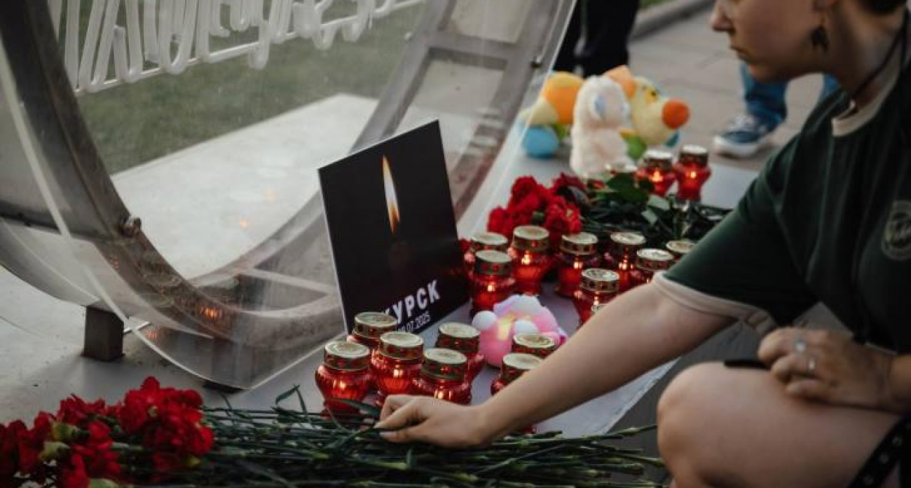 Курские жители несут цветы и игрушки на Театральной площади в память о 5-летнем Анатолии