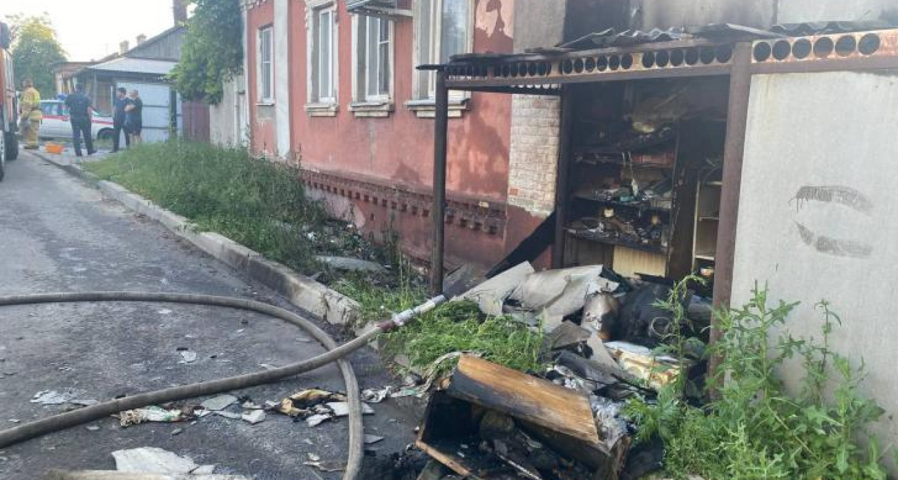 БПЛА уничтожил частный дом в Курске: 73-летний житель погиб, выбиты окна в 12-этажке