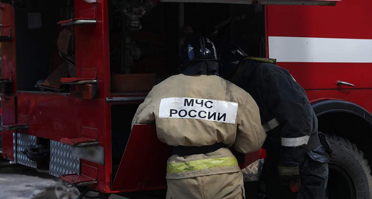 Украинский дрон поджег завод "Псельское" в Курской области - горит техника в цехах