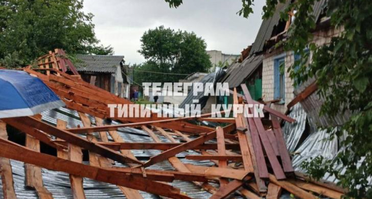 Во Льгове ураган ломает деревья и заливает дороги: кадры последствий стихии