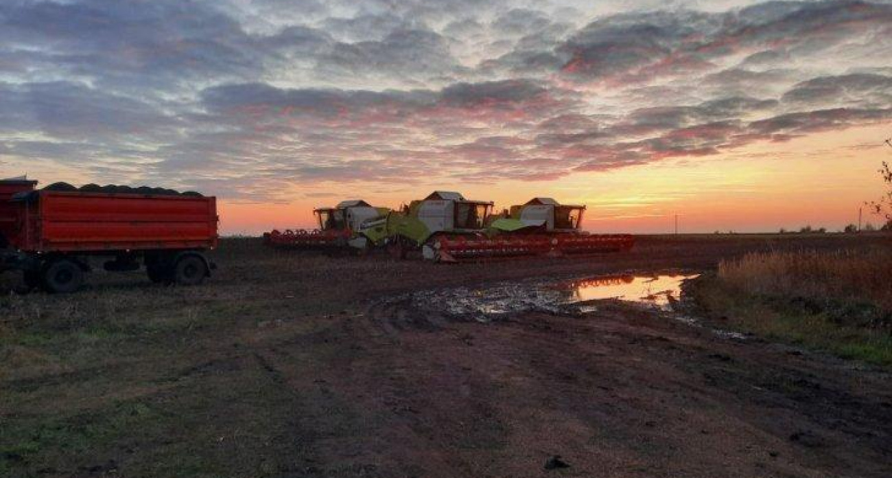 Трактор наехал на взрывное устройство в Льговском районе: водитель получил акубаротравму