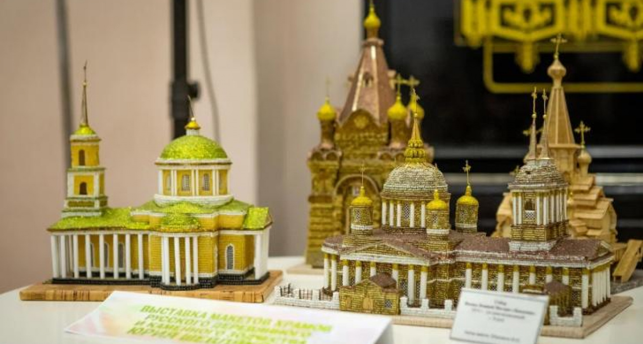 Священник и экскурсовод раскрыли курянам тайны крещения Руси в библиотеке Семёнова
