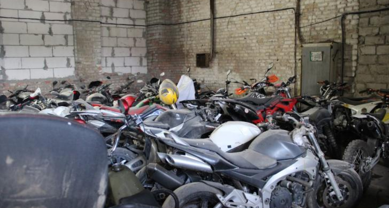 Омбудсмен показала курским подросткам кладбище разбитых питбайков после недавней трагедии