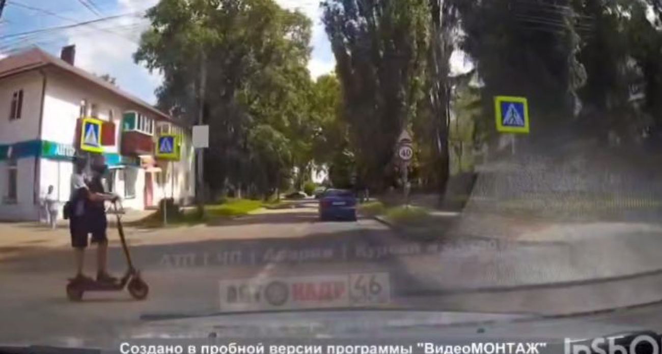 Двое детей на самокате выехали прямо под колеса на перекрестке в Курске
