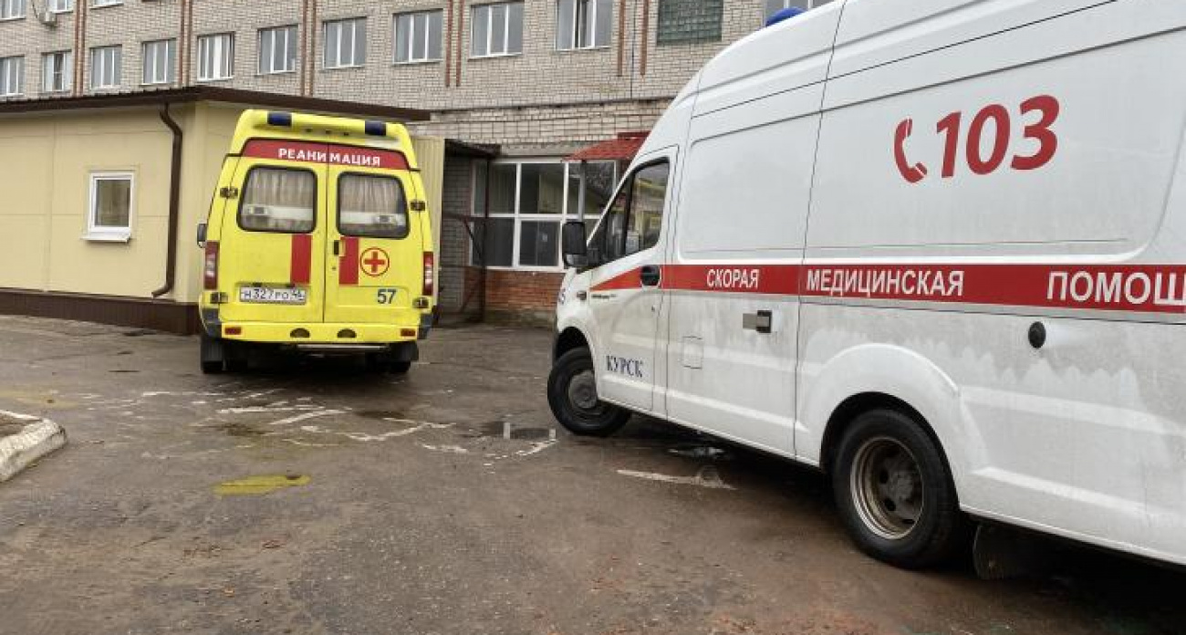 В Курске брюнетка с токсическим отравлением гуляла обнаженной по газону
