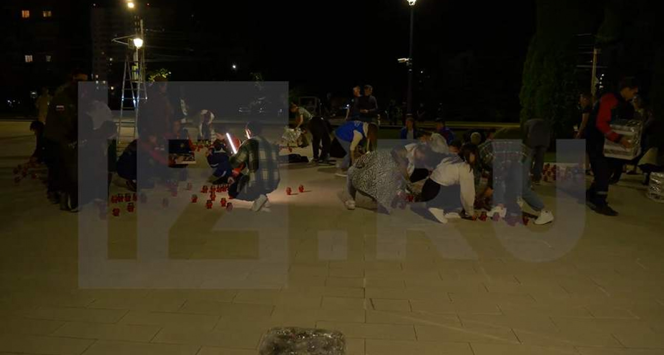 Жители Курска выложили лампадами "Мы помним!" в годовщину трагедии 6 августа