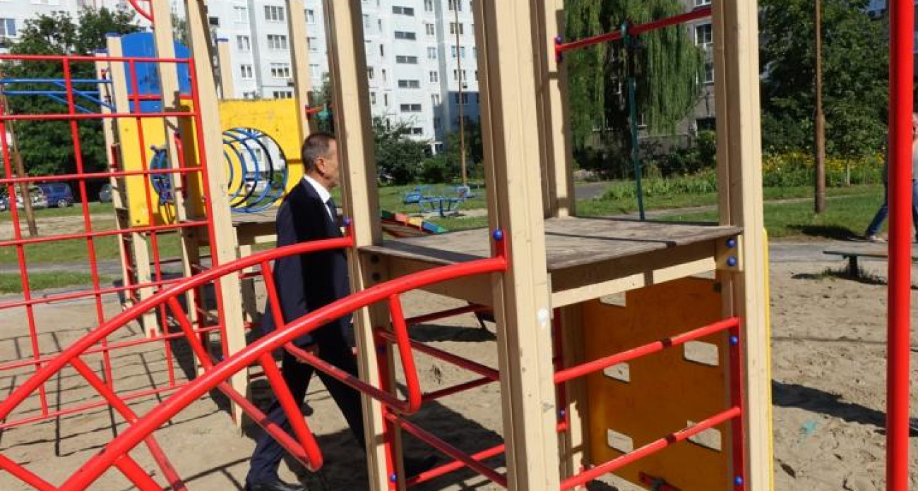Мэр Курчатова показал дворы, где до сентября появятся четыре площадки с видеонаблюдением