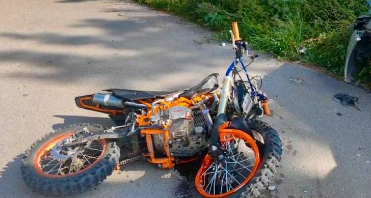 14-летний мотоциклист погиб в лобовом столкновении с Kia в селе Клюква, пассажирка госпитализирована