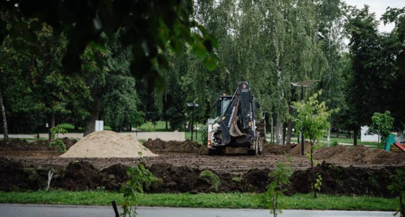 В Курске высадили 400 деревьев и отреставрировали "Скорбящую мать" — что происходит в четырех зонах отдыха