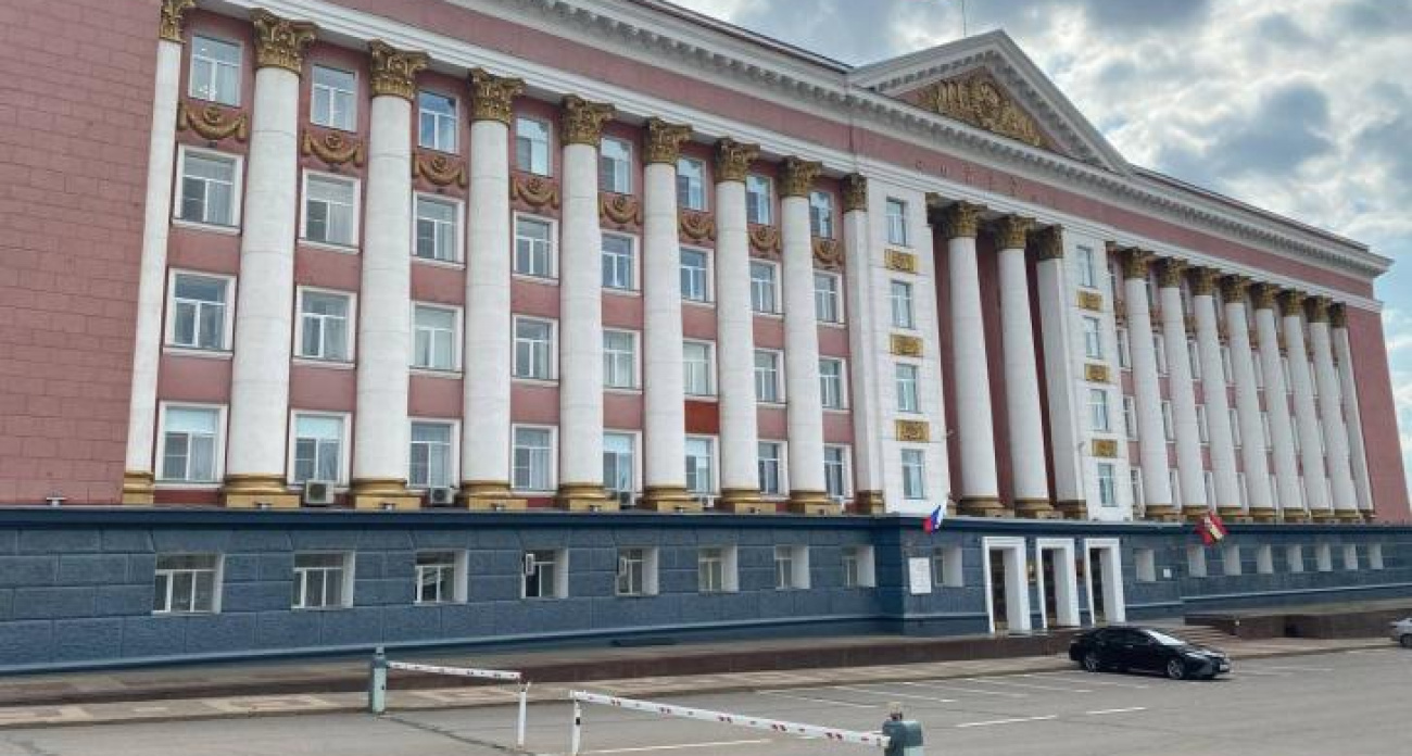 Глава района признался: чиновники тайно подрабатывают из-за зарплат в два раза ниже средних