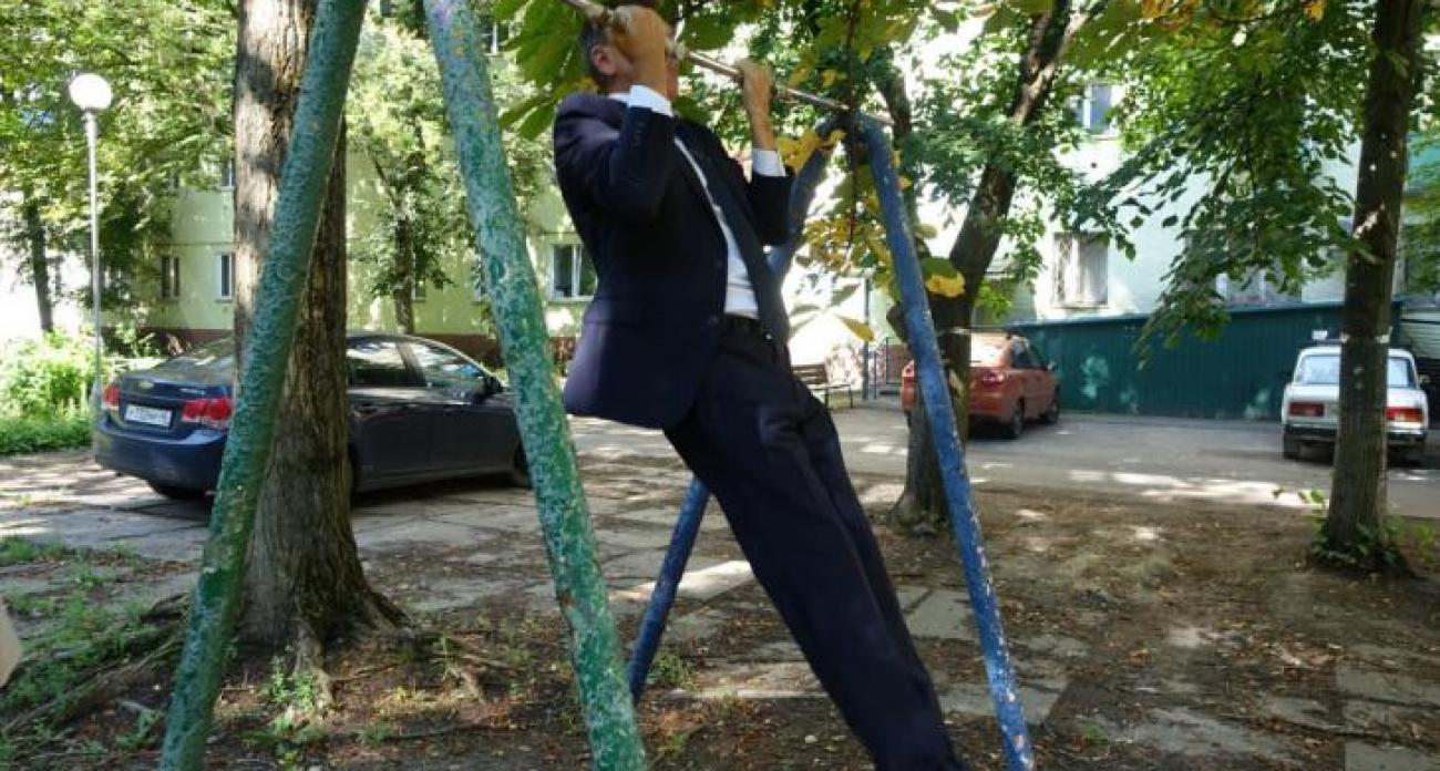 Хинштейн публично пристыдил мэра Курчатова: "Я бы покрасил турник, а потом висел"