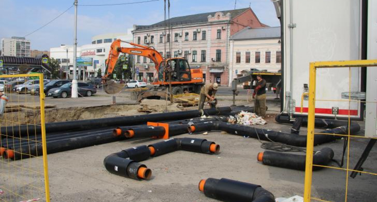 В Курске меняют 140 метров труб под дорогой без остановки движения
