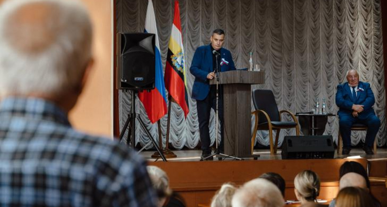 Жители чинили аварийный мост за свой счёт: что ещё рассказали Хинштейну на открытой встрече