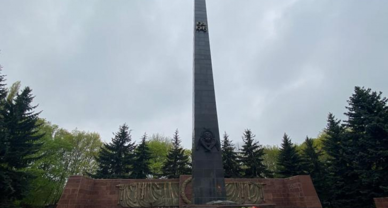 Хинштейн пристыдил курян: "Беспокоиться надо было, когда мемориал разрушался годами"