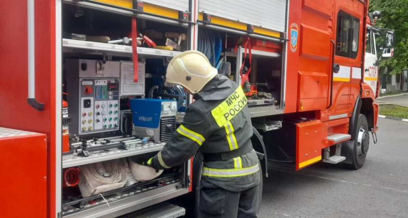 Соседи спасли 77-летнюю женщину из горящего дома во Льгове