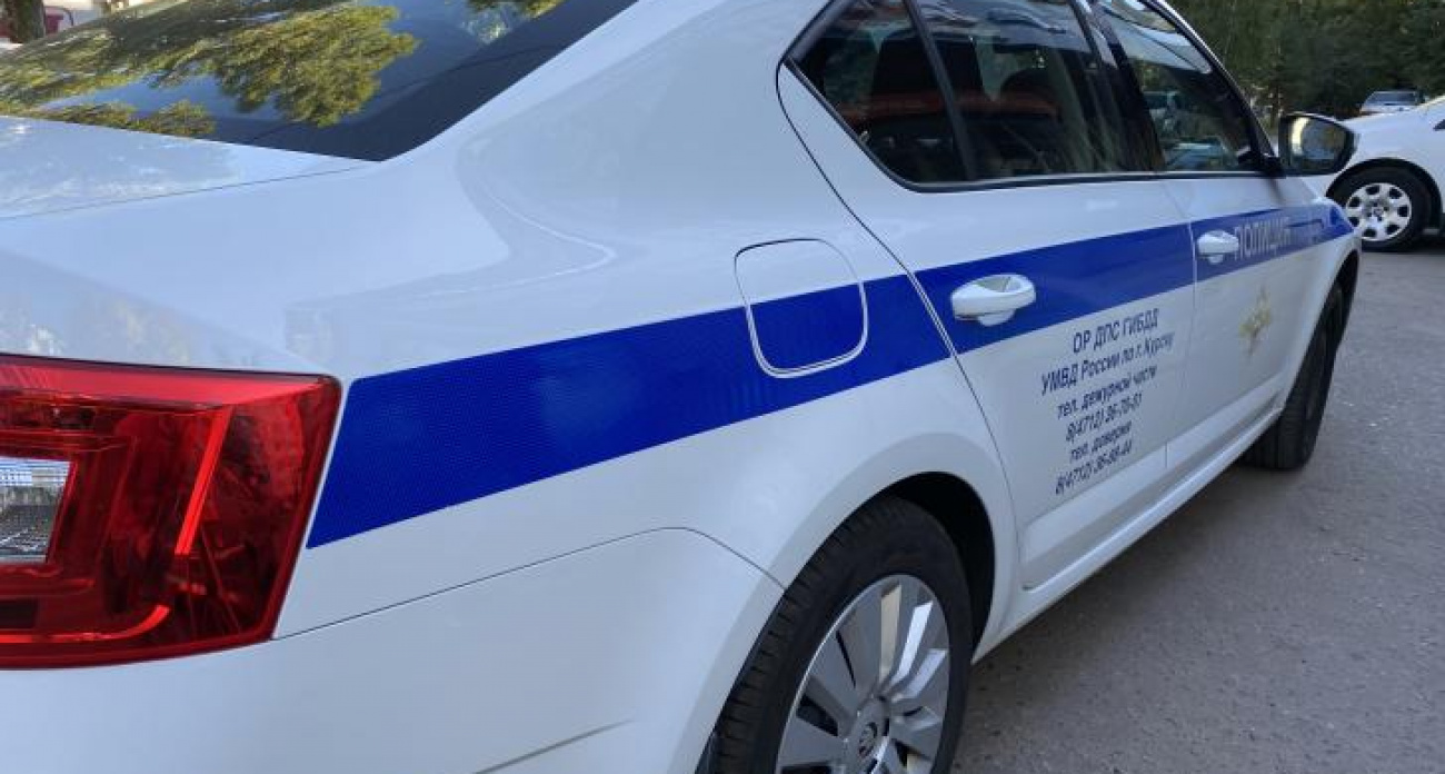 Женщина на Volkswagen Polo не справилась с управлением и врезалась в трамвайные пути на Перекальского