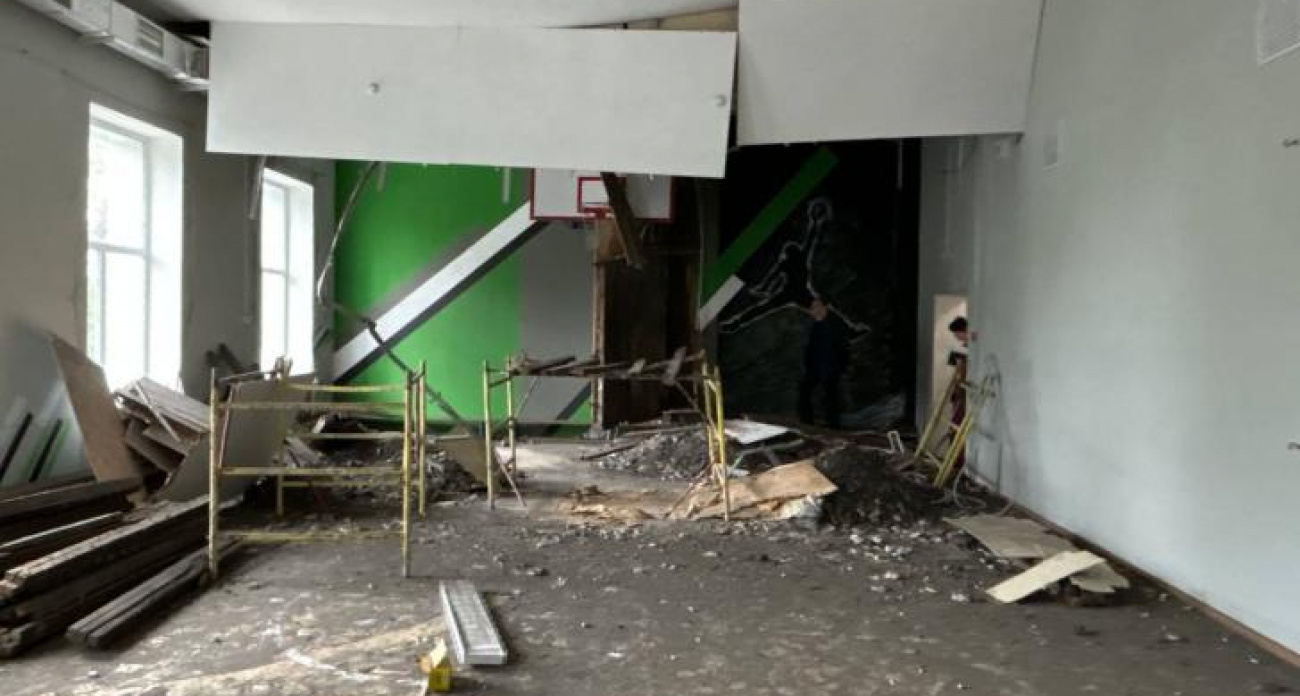 Подрядчик отказался переделывать ремонт в школе, где рухнул потолок спортзала после капремонта за 2023 год