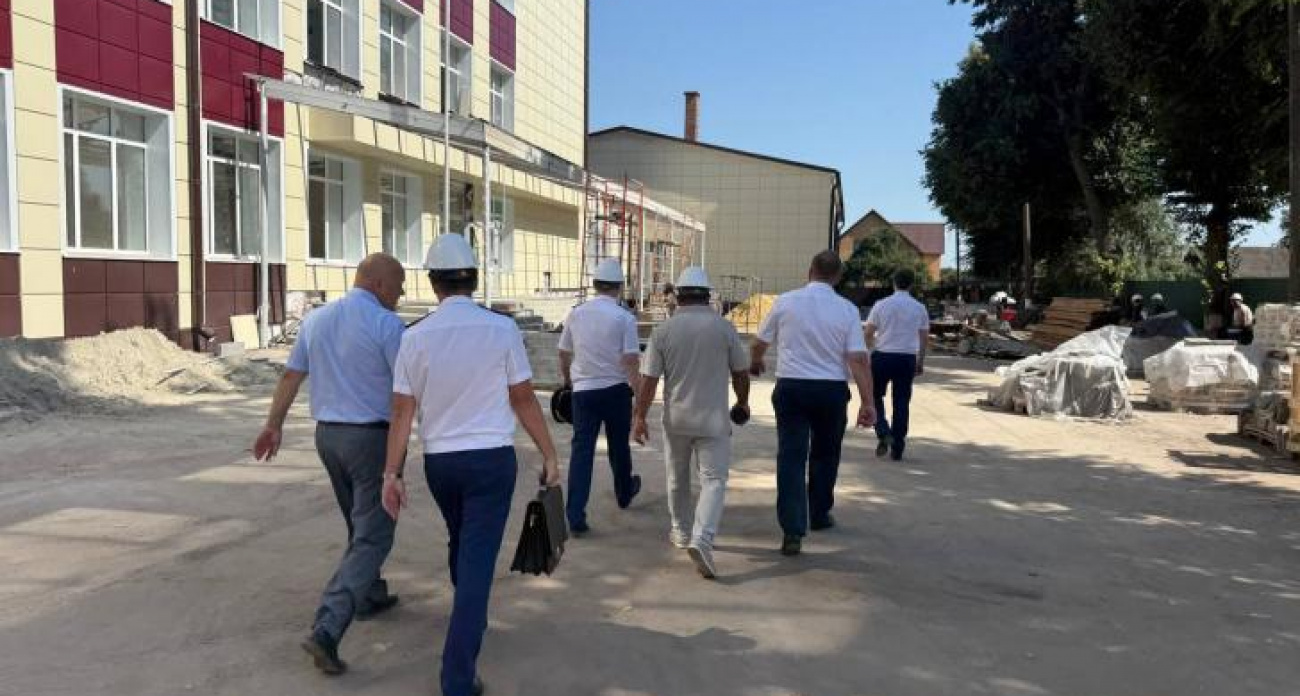 Подрядчик сорвал ремонт школы в Фатеже: облицовка обвалилась, отопления нет