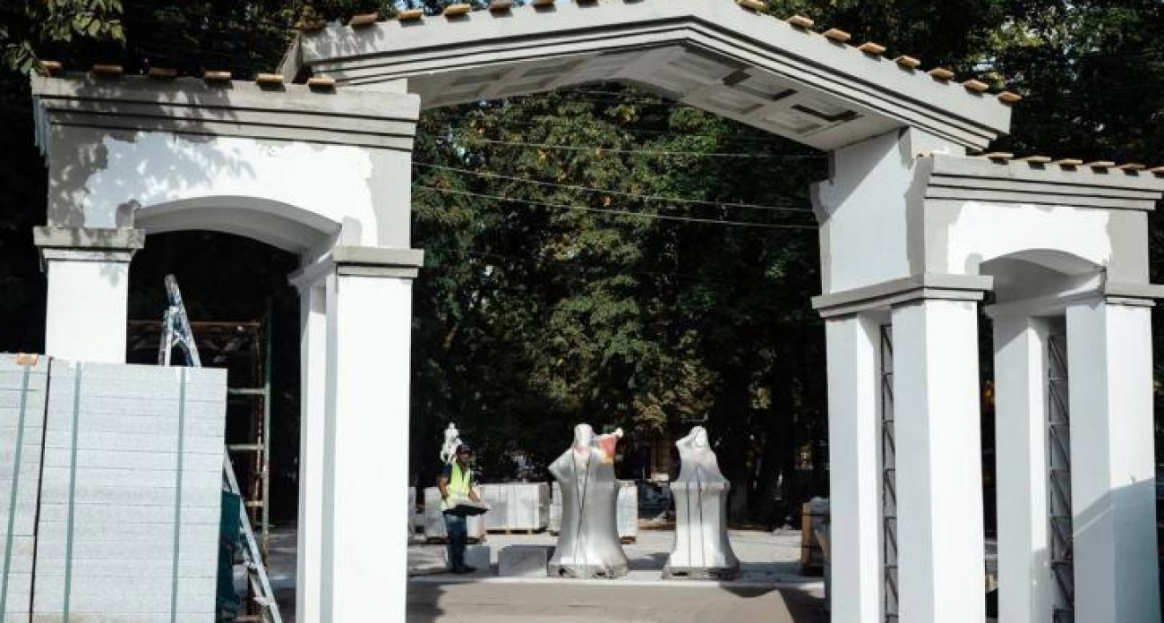 Хинштейн лично проведет курян по ремонтируемому Парку пионеров перед Днем города