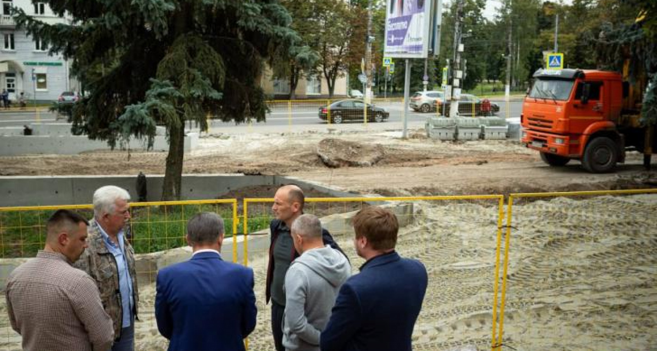 В Курске подрядчик за 2 месяца успел только снести плитку у "Куряночки" — мэр выехал разбираться