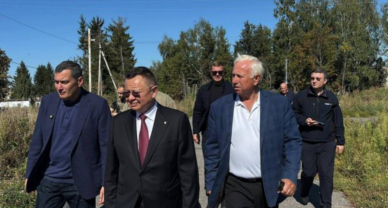 Министр Файзуллин осмотрел разрушенное ракетами село в Курской области: школа пробита насквозь