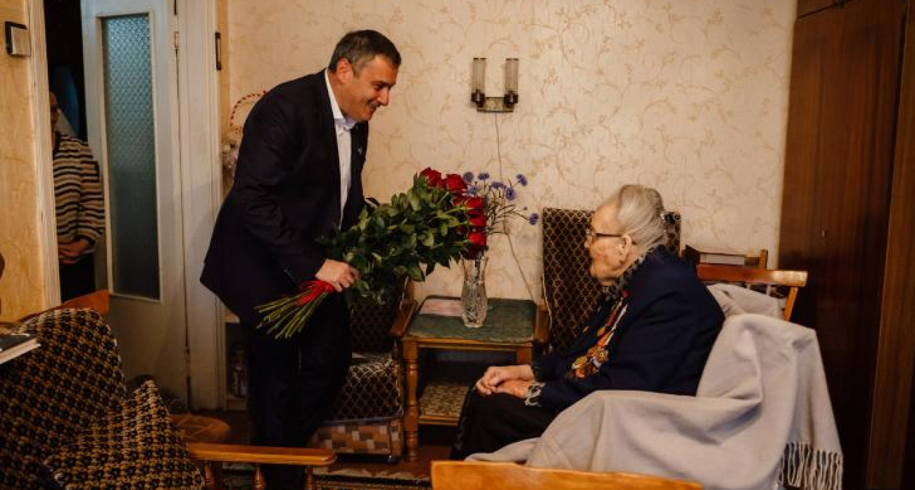 Хинштейн навестил 102-летнюю партизанку и регулировщицу с фронта, почётного гражданина Курска