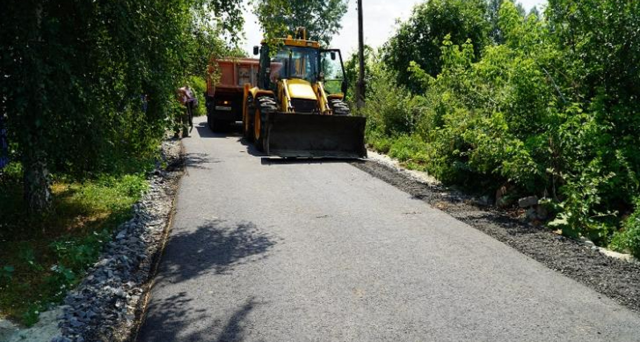 В Курской области за 8,3 км до храма Святого Митрофана укладывают новый асфальт