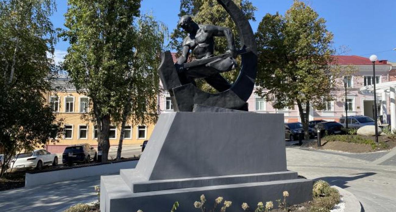Врио губернатора Хинштейн признал провал озеленения в сквере "Спутник": гортензии засохли на крутом склоне