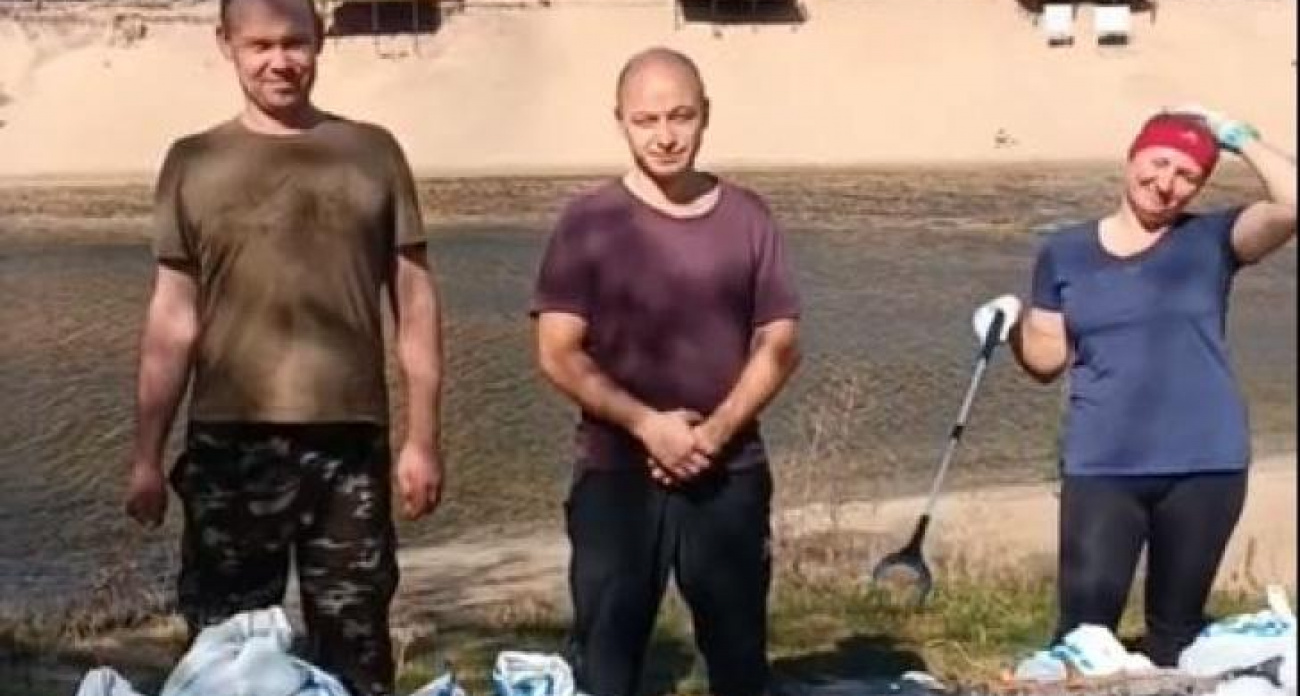 Четверо курян собрали 25 мешков мусора с берега Сейма за один день