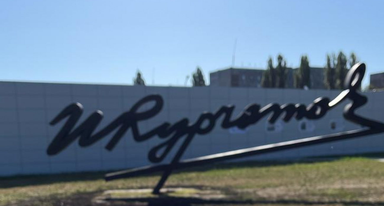 В Курчатове установили двухтонную подпись Курчатова размером с автобус