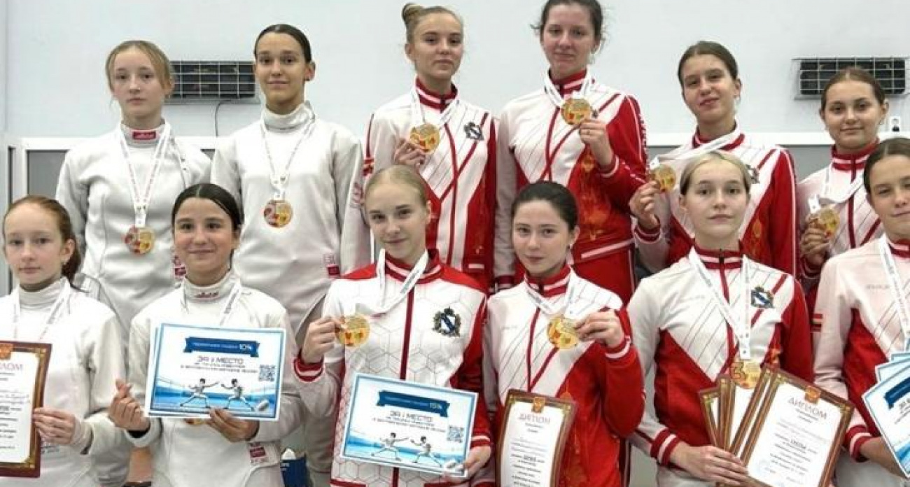 Курские рапиристки разгромили 67 команд и завоевали золото "Золотой осени" в Казани