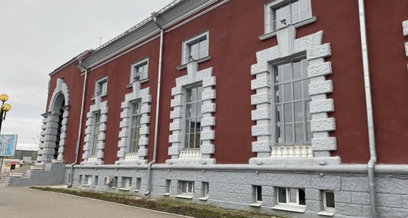 Курский вокзал закрыл первый этаж: пассажиры идут к поездам через подвал