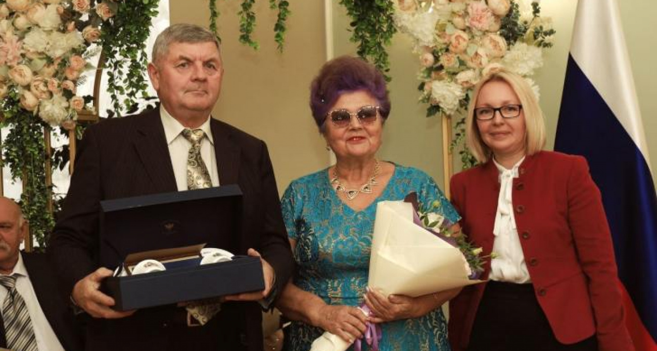 Курские супруги после 50 лет брака получают эксклюзивный фарфор с гербом области