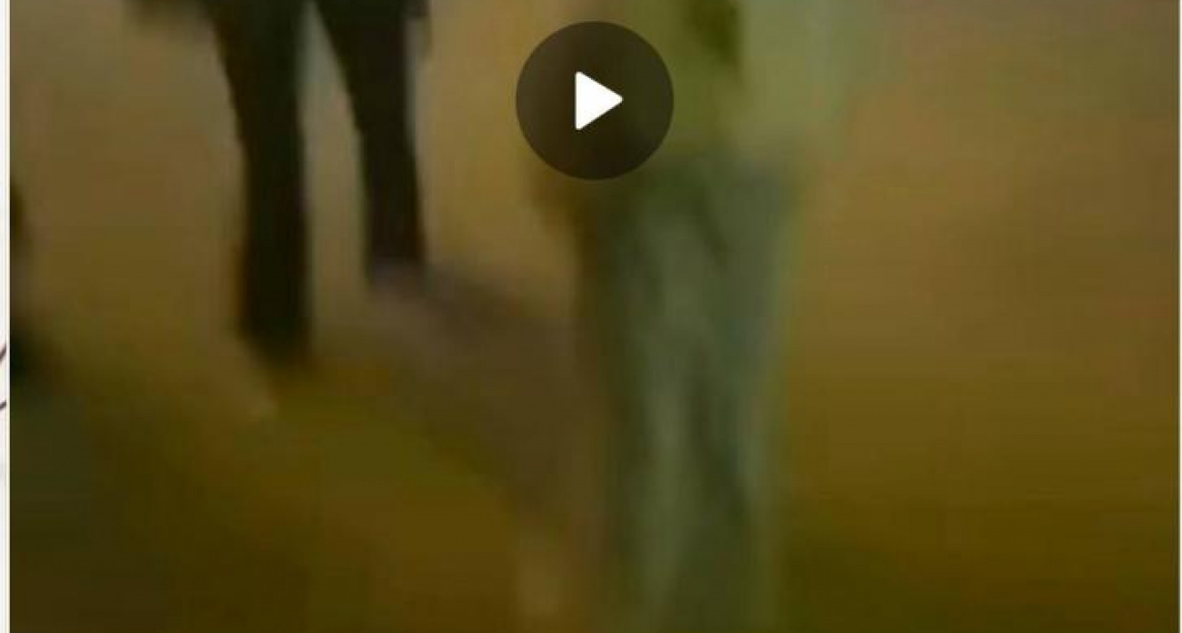 В Курске школьница дважды ударила сверстницу по лицу возле ТЦ — видео попало в соцсети