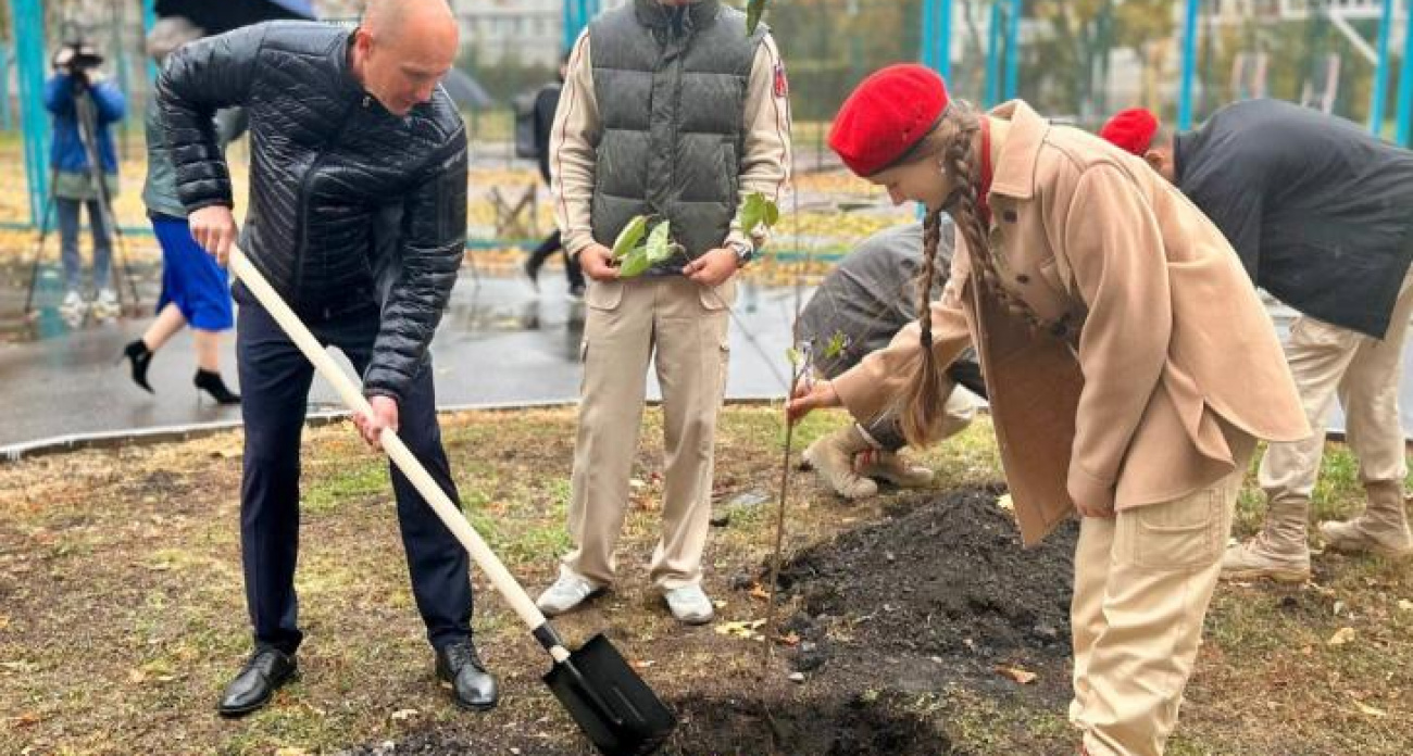 Курские школьники высадили первый в России "Гагаринский сад" вместе с учениками из Мелитополя