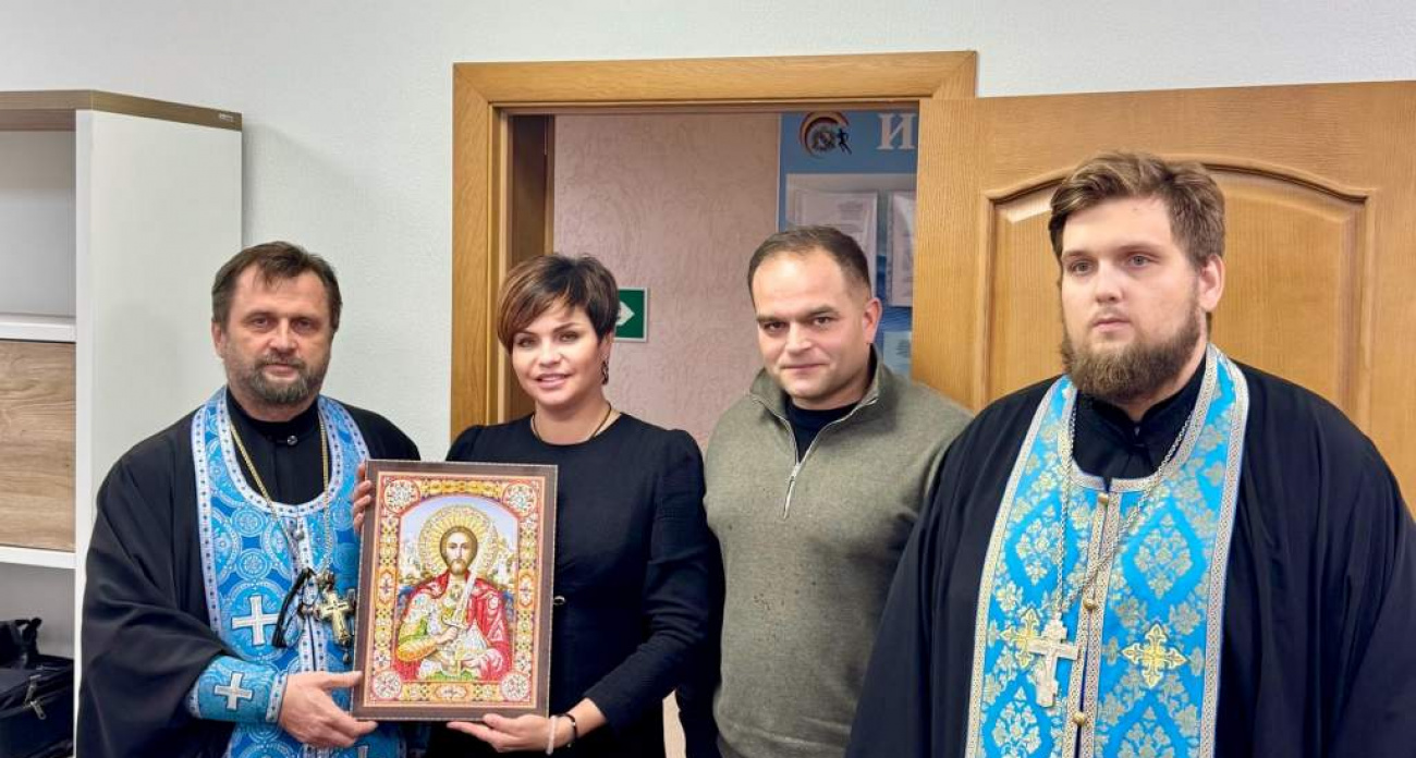 Министр спорта из Белгорода освятила все кабинеты в Минспорте Курска в день Покрова