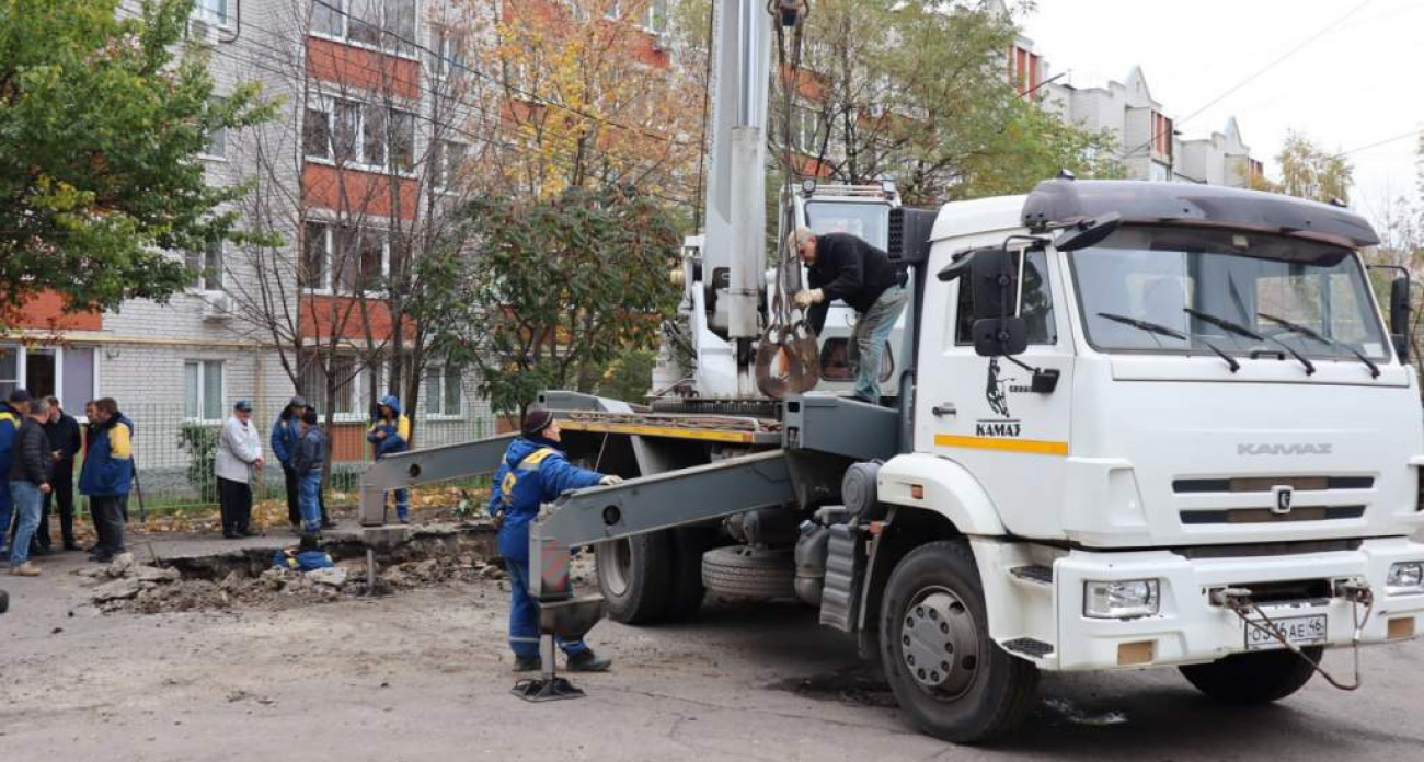 В Курске припаркованные машины помешали экстренному ремонту прорвавшей теплосети