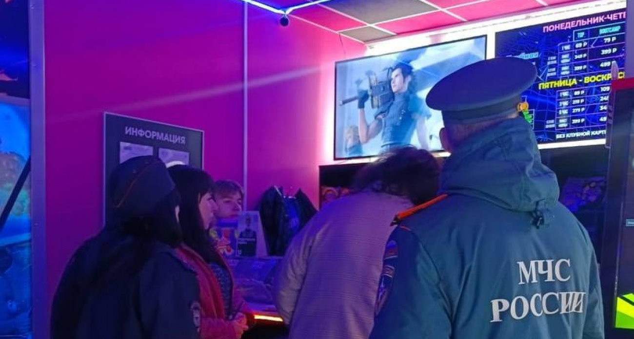 В Курске силовики проверили 10 семей и компьютерный центр в поисках подростков-наркоторговцев