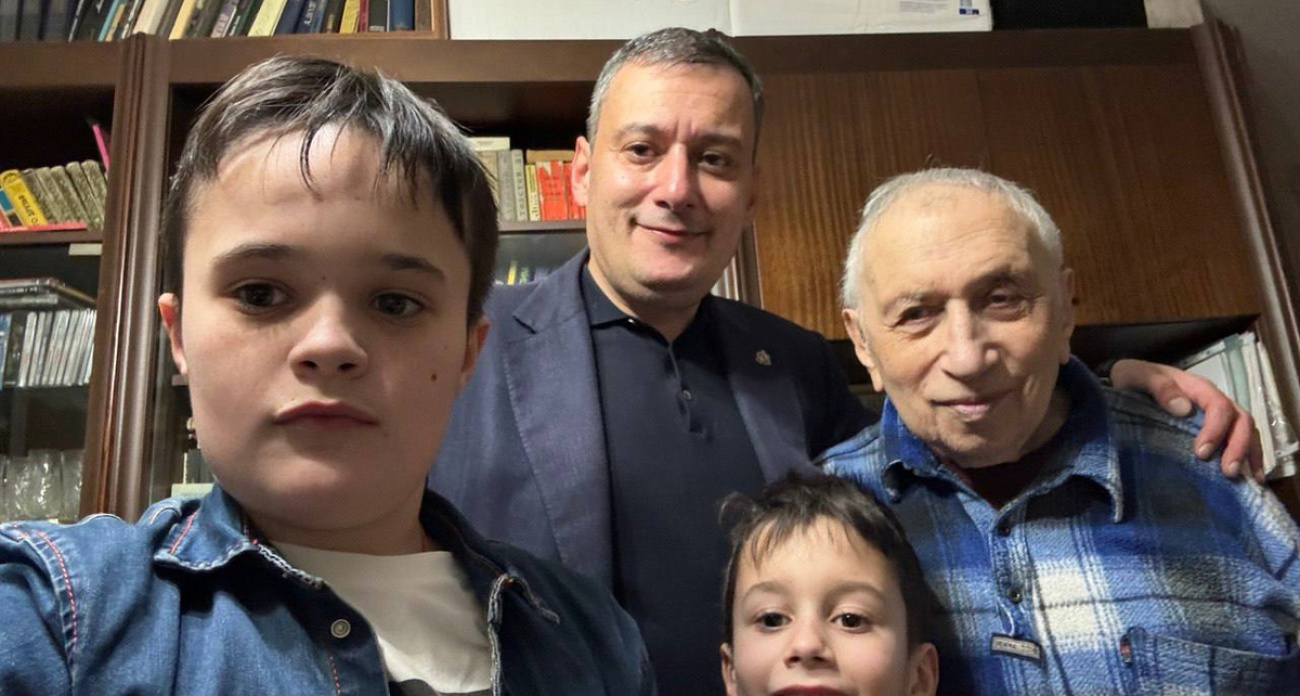 "Отцовская любовь в твёрдом взгляде": Хинштейн показал фото с отцом и сыновьями в День отца