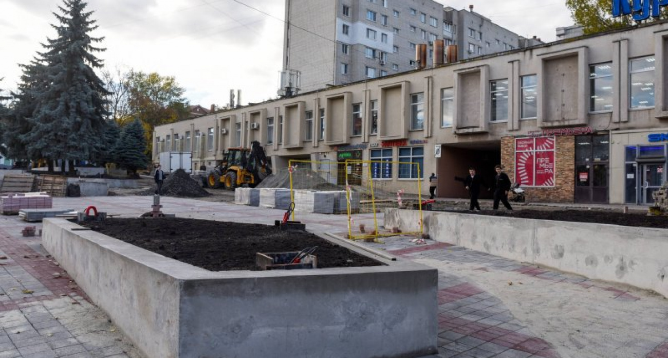 «Новая рубашка с галстуком, но в ботинках с дырками»: Хинштейн раскритиковал благоустройство у ТЦ «Куряночка»