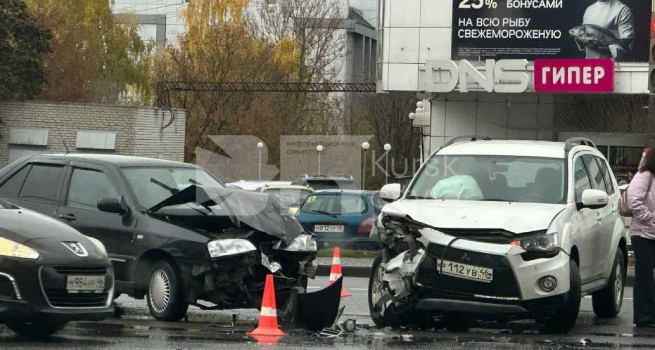 Две легковушки всмятку у ТЦ «Европа 10»: движение в центре Курска парализовано