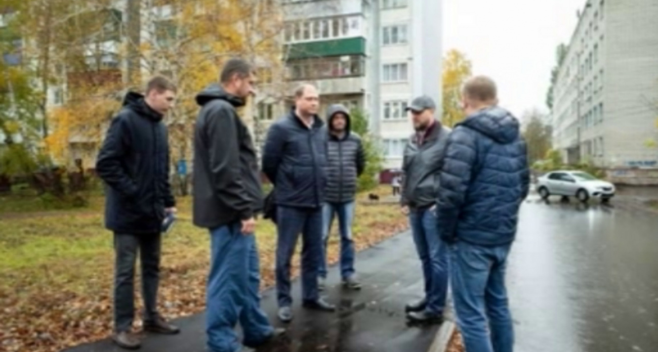 Дорога у 50-ой школы Курска уходит под воду: мэр обнаружил кривые бордюры и брак на 310 метрах